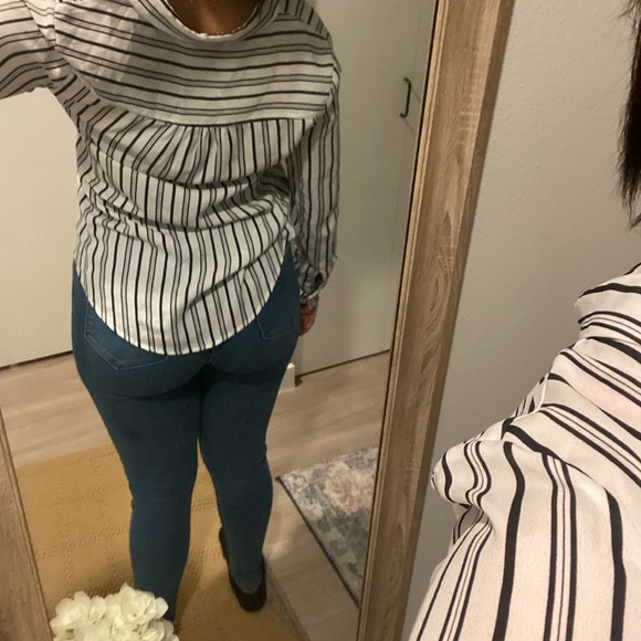 White and black top size small - Picture 3 of 4